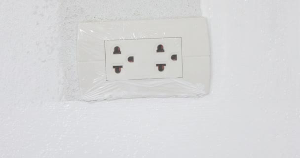 Pintar una pared alrededor de un enchufe eléctrico — Vídeos de Stock