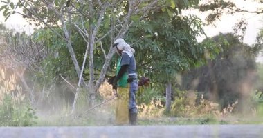 Bahçe peyzaj mimarı adam çim biçme makinesi ile Bahçe onun bahçesinde kesme çim biçme