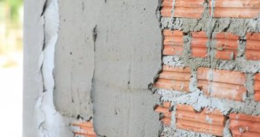 Sigara tanımlamak inşaat alanında çimento kullanarak tuğla duvar sıvama inşaat işçileri