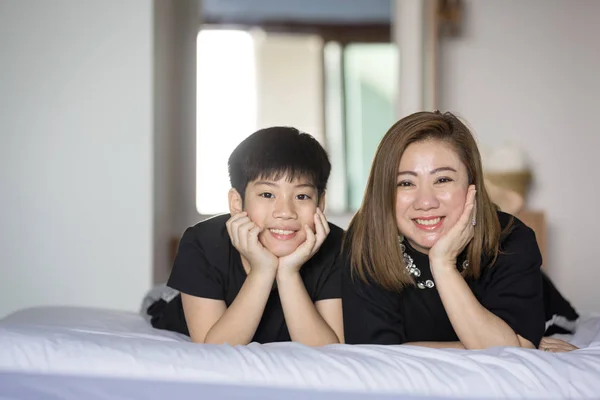 Madre e hijo mirando a la cámara — Foto de Stock