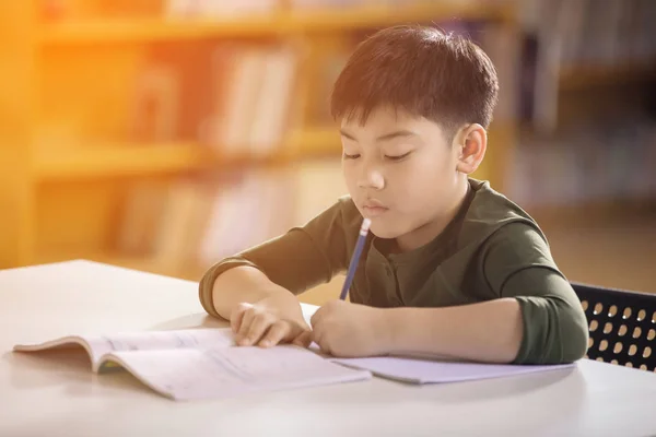 Feliz ásia criança fazendo homework com sorriso rosto . — Fotografia de Stock