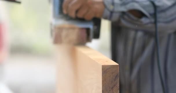 Carpintero profesional muele madera en taller — Vídeo de stock