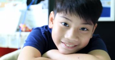 Asyalı çocuk yüz ifadeleri