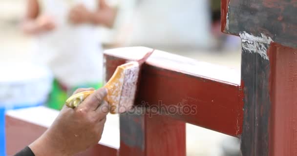 Profissional Carpenter moagem madeira na oficina — Vídeo de Stock