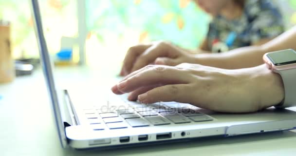 Manos femeninas escribiendo en un teclado portátil — Vídeo de stock