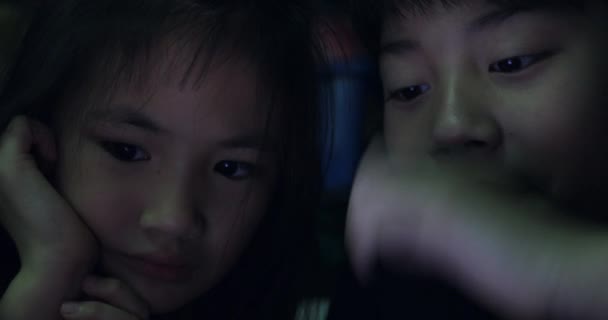 Asiática familia padre hija y el hijo ver vídeo desde tablet ordenador  . — Vídeo de stock