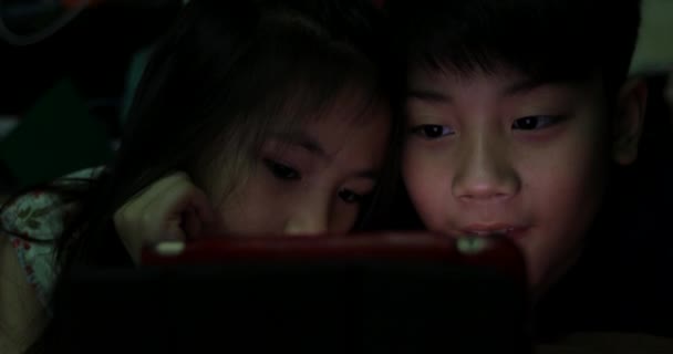 アジア家族父娘と息子は、タブレット コンピューターからビデオを見る . — ストック動画