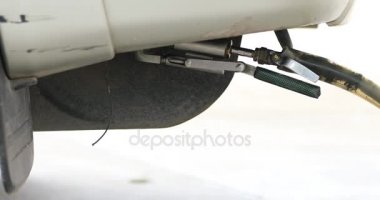 Bu benzin istasyonu istasyonlarında refueled gibi arabanın benzin deposuna eklenen yakıt meme. Portre, sığ 4k Uhd