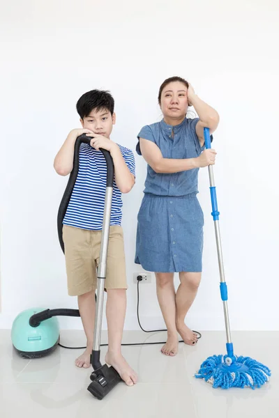 Un Happy famiglia asiatica pulisce la stanza . — Foto Stock