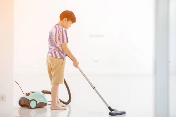 Happy asian child cleaning in the house — Stock Photo, Image