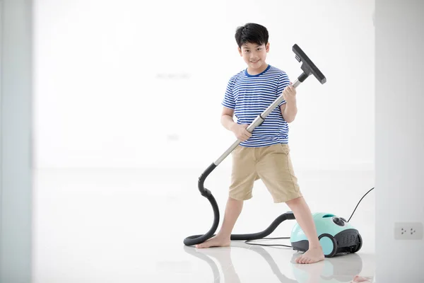 Happy asian child cleaning in the house — Stock Photo, Image