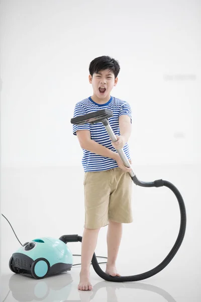 Happy asian child cleaning in the house — Stock Photo, Image