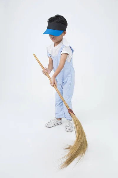 Feliz asiático niño con escoba limpieza en la casa —  Fotos de Stock
