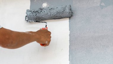 Ressam boyama duvar ev olduğunu . 