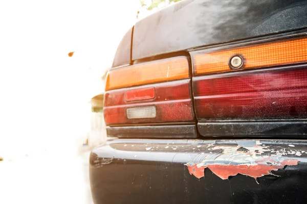 O carro velho que espera pela cor de reparo — Fotografia de Stock