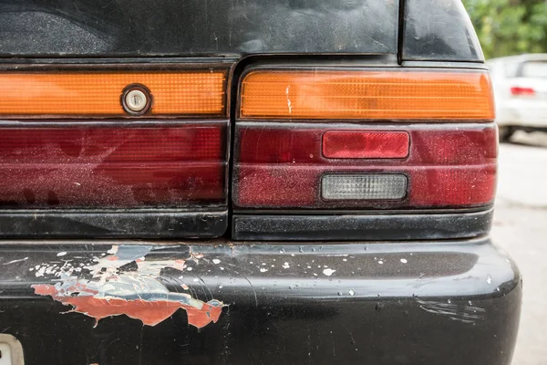 Das alte Auto wartet auf Reparaturfarbe — Stockfoto