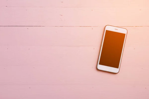 Téléphone portable sur fond en bois — Photo