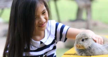 Şirin Paskalya Bunny tavşan çim yeme