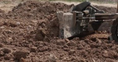 Kimliği belirsiz işçi denetime buldozer Ekskavatör Greyder yere kaldırma