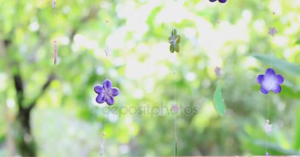 Små färgglada keramiska mobila för dekoration trädgården — Stockvideo