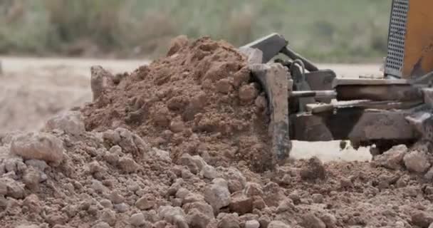 Kimliği belirsiz işçi denetime buldozer Ekskavatör Greyder yere kaldırma — Stok video