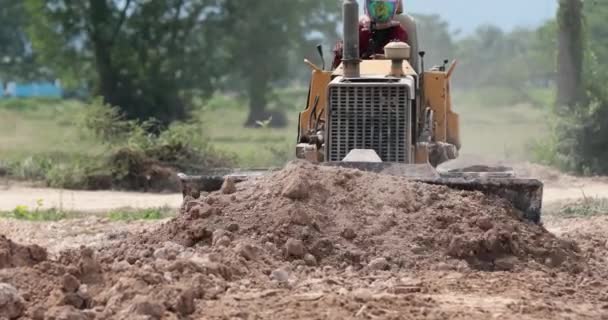 Kimliği belirsiz işçi denetime buldozer Ekskavatör Greyder yere kaldırma — Stok video