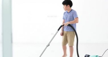 Asyalı çocuk yanında senin kendi ev temizliği .