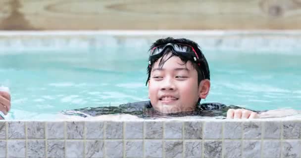 Jóvenes niños asiáticos divertirse en la piscina  . — Vídeo de stock