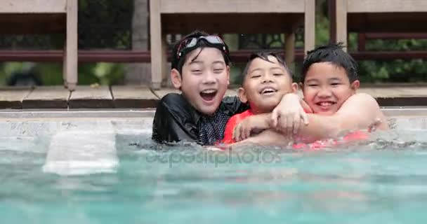 Unga asiatiska barn ha roligt i poolen . — Stockvideo