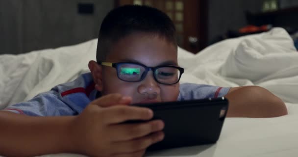 Pequeño niño jugando en la tableta juegos de ordenador  . — Vídeo de stock