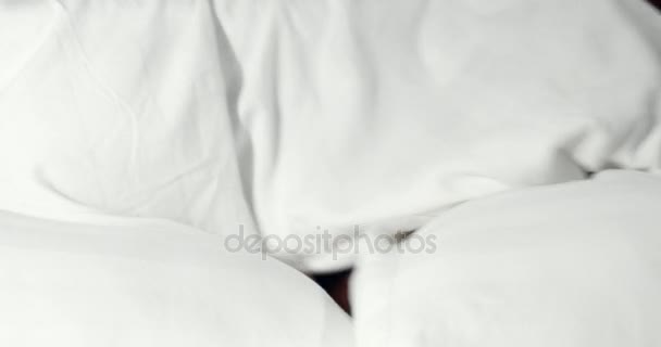 İki küçük Asya çocuk yatakta yatan ve battaniyenin altında gizleme eğleniyor — Stok video