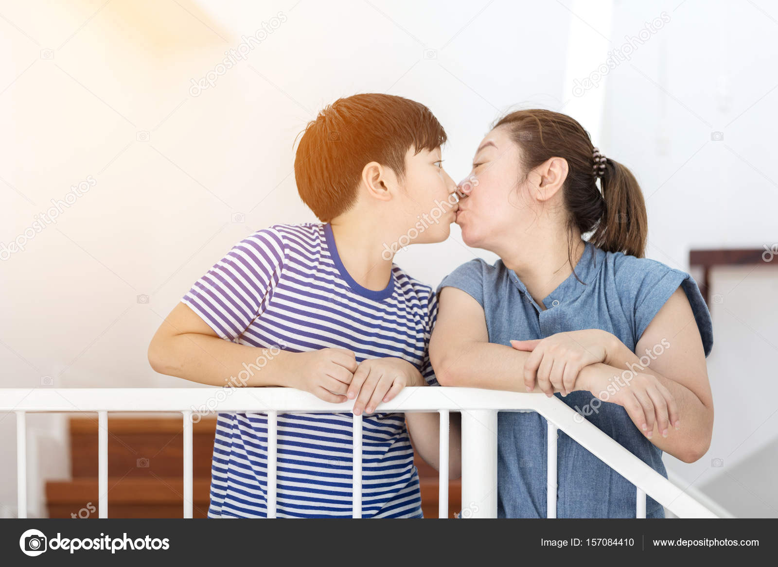 Madre baciare suo figlio a casa . - Foto Stock: Foto, Immagi