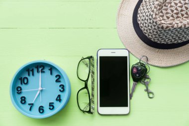 İş adamı masa hücre tablet ile yüksek açılı görünüş.