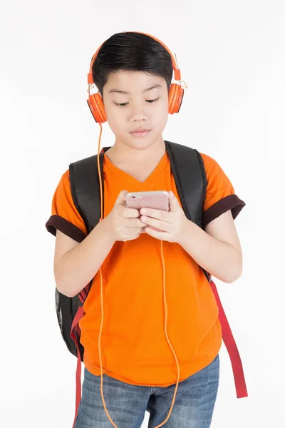 アジアの少年の幸せな笑顔で携帯電話を使用して . — ストック写真