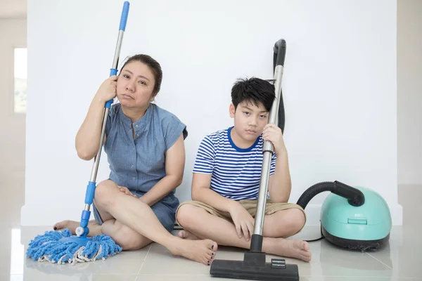 Un feliz asiático família limpa o quarto . — Fotografia de Stock