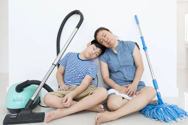 Feliz asiático família limpa o quarto . — Fotografia de Stock