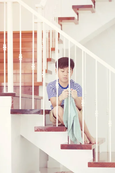 Asiático criança limpeza na casa, estilo Vintage — Fotografia de Stock