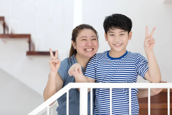 Feliz asiático mãe e filho tirar uma foto em casa  . — Fotografia de Stock