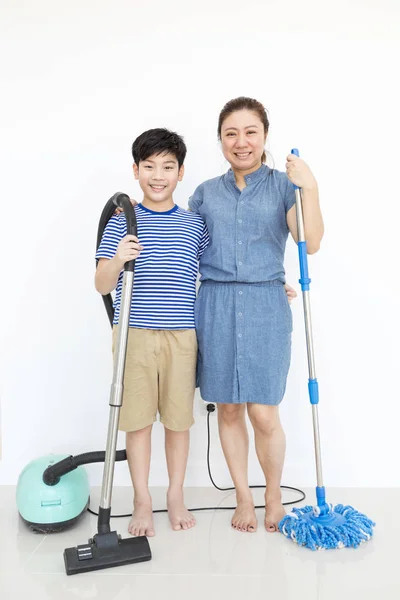 Szczęśliwe rodziny azjatyckie czyści pokoju. — Zdjęcie stockowe