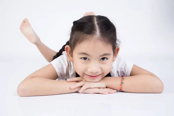 Asijské roztomilé děvče v obleku skok s tváří úsměv — Stock fotografie