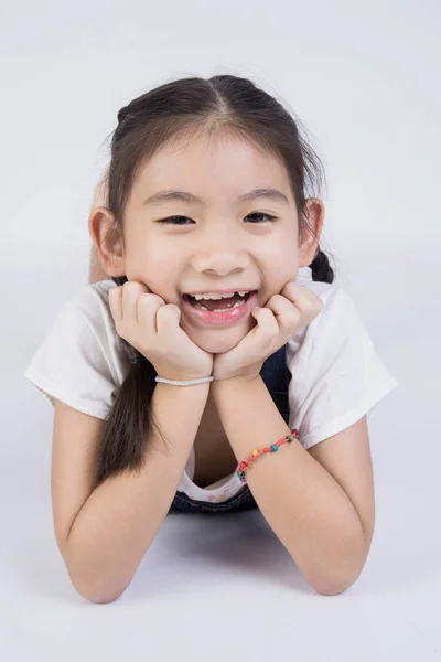 Ásia bonito menina no salto terno com sorriso rosto — Fotografia de Stock