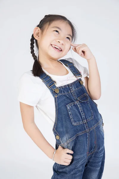 アジアのかわいい女の子笑顔でジャンプ スーツ — ストック写真
