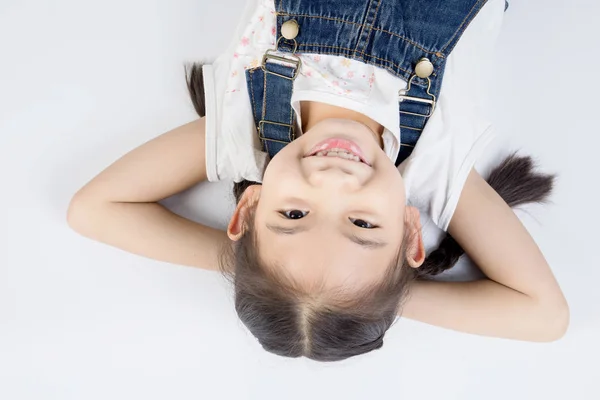 Asiatico carino ragazza in salto vestito con sorriso faccia — Foto Stock