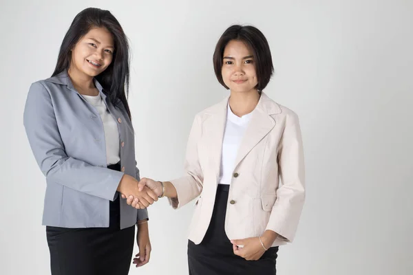 Dwie Azjatki Business kobiet drżenie rąk — Zdjęcie stockowe