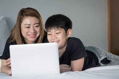 Anne oğlu bakım commmunication dizüstü bilgisayar kavramı 