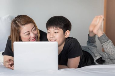 Anne oğlu bakım commmunication dizüstü bilgisayar kavramı 