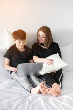 Anne oğlu bakım commmunication dizüstü bilgisayar kavramı 