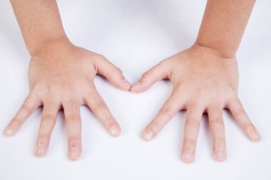 Güzel Asyalı çocuk elini kapat