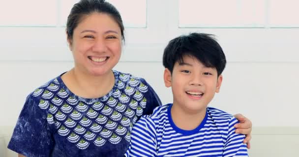 Asiática familia sonrisa a la cámara . — Vídeos de Stock