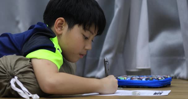 Feliz asiático niño dibujo en casa interior — Vídeos de Stock